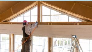 Homme qui installe un isolant thermique dans un maison