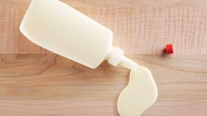 Pot de colle qui se renverse