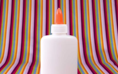 Les colles UHU VS Ni clou Ni Vis de la marque PATTEX : laquelle choisir pour fixer une étagère ?