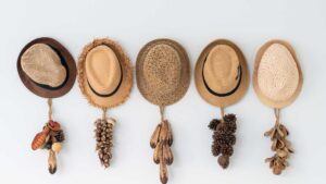 Chapeau accroché au mur