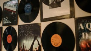 Disque accroché au mur