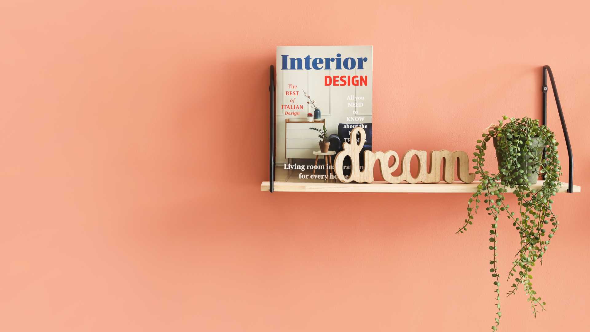 étagère accrochée à un mur orange
