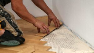Homme qui pose un parquet