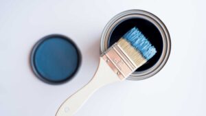 Pot de peinture bleu